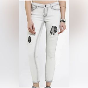 Urban Outfitters BDG Mid Rise Twig Studded Knees Womens jeans Size 29